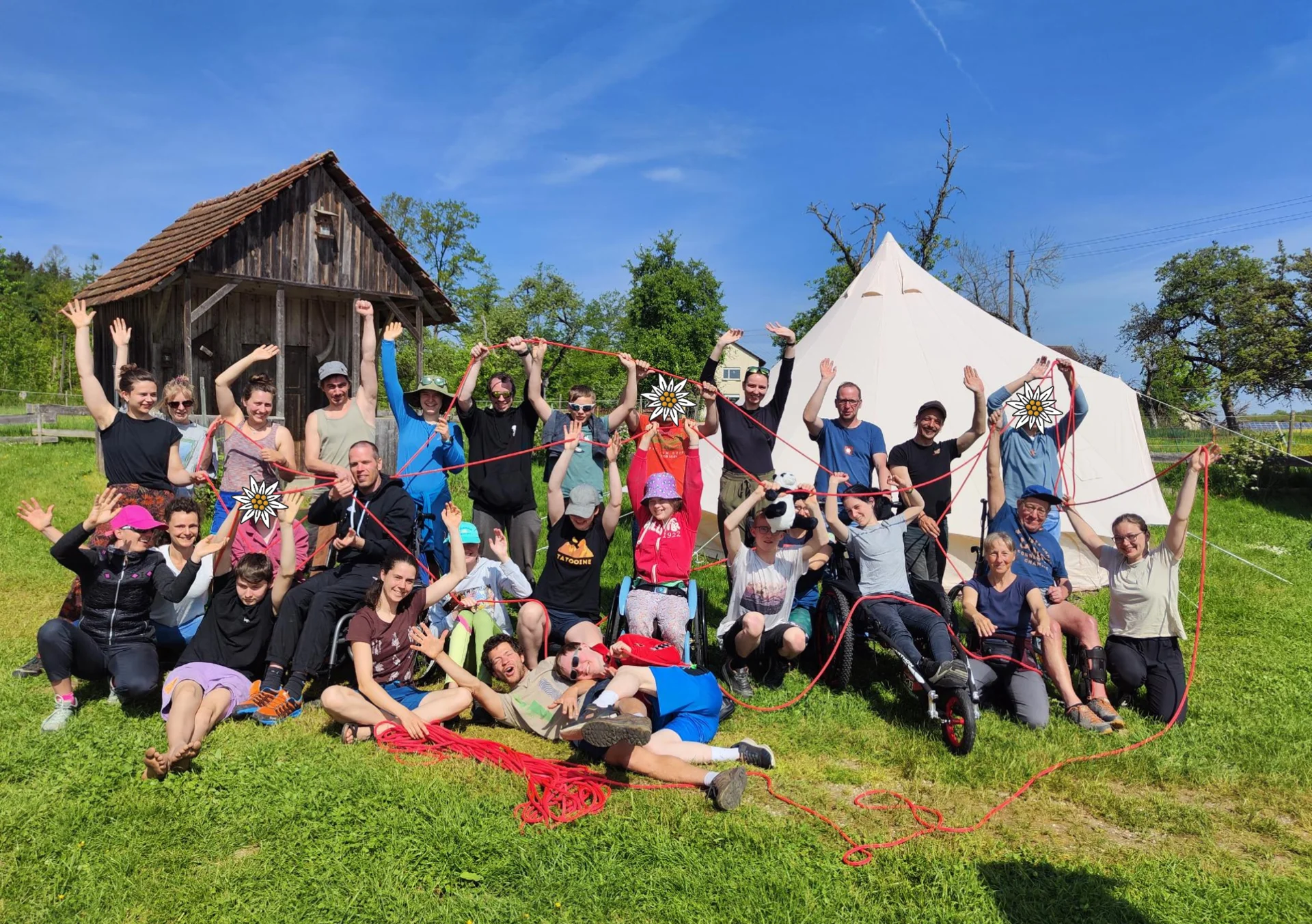 Die inklusive Gruppe hält ein Seil und steht vor dem Tippi Zelt | © DAV/Freiburg-Breisgau/Josephine Kerzel/Inklusion/Ausfahrten