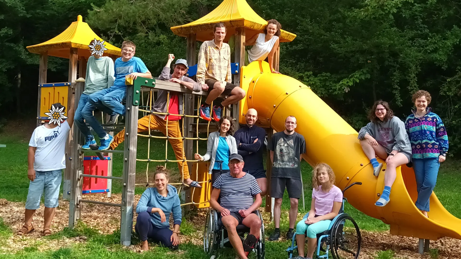 Die Inklusive Gruppe posiert auf einem Spielplatz für ein Gruppenfoto | © DAV/Freiburg-Breisgau/Josephine Kerzel/Inklusion/Ausfahrten