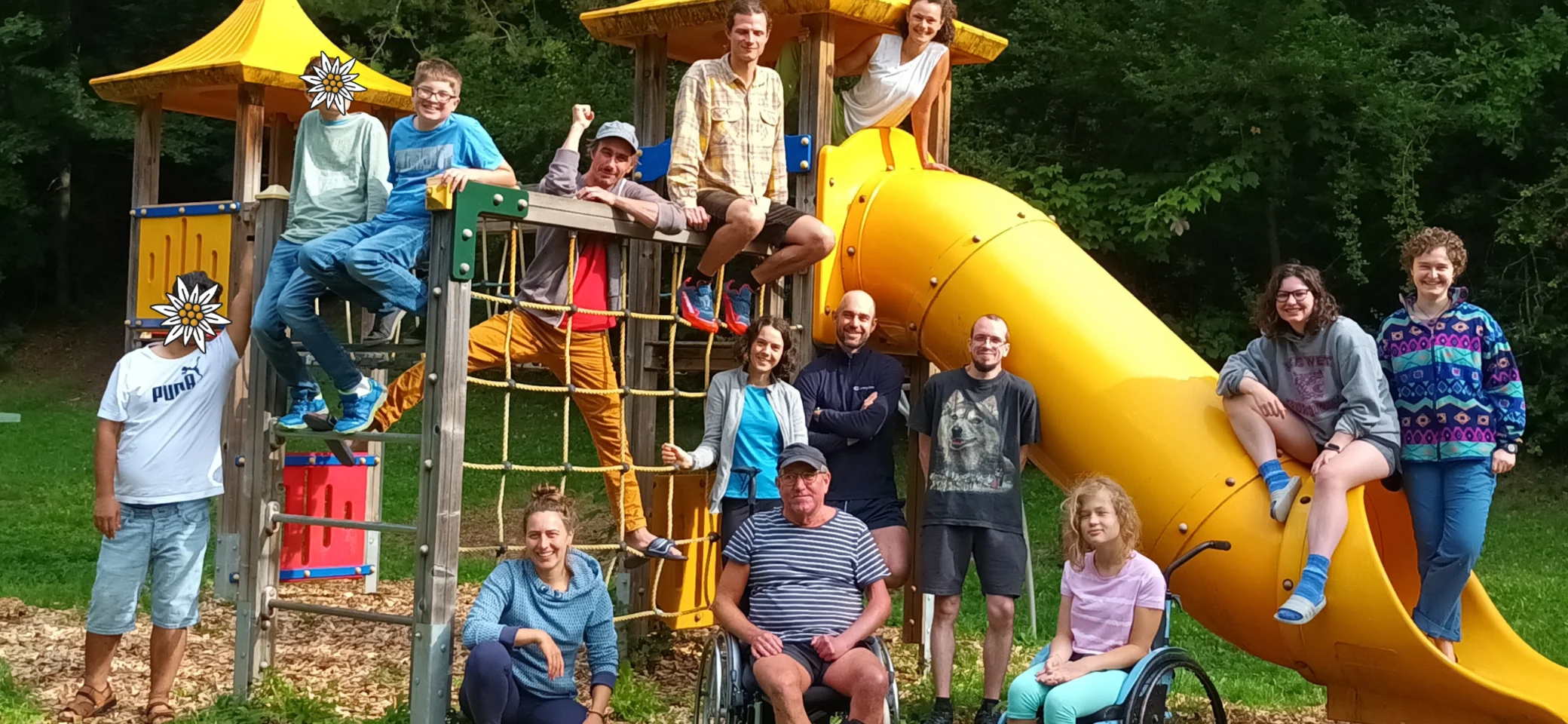 Die Inklusive Gruppe posiert auf einem Spielplatz für ein Gruppenfoto | © DAV/Freiburg-Breisgau/Josephine Kerzel/Inklusion/Ausfahrten
