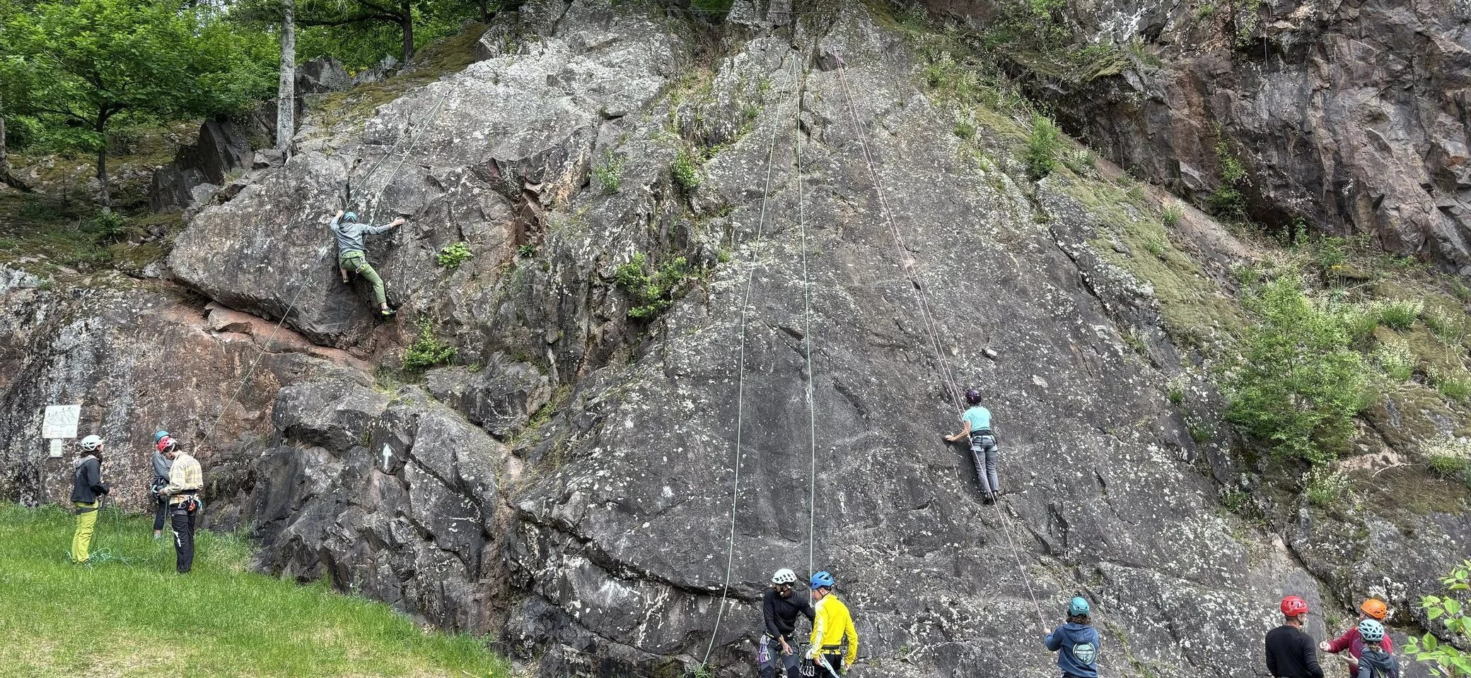 Jugendliche und Erwachsene beim Sportklettern am Fels  | © DAV/Freiburg-Breisgau/Josephine Kerzel/Inklusion/Ausfahrten