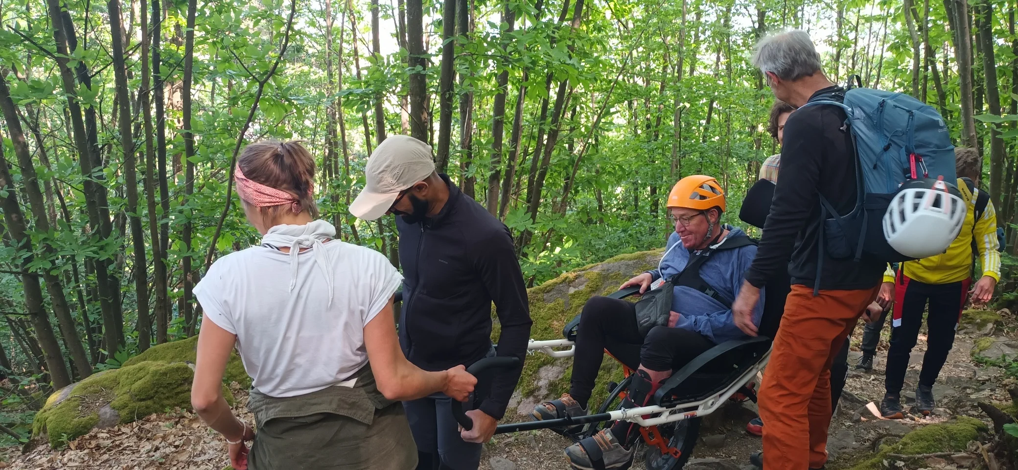 Jugendliche und Erwachsene beim Sportklettern am Fels  | © DAV/Freiburg-Breisgau/Josephine Kerzel/Inklusion/Ausfahrten