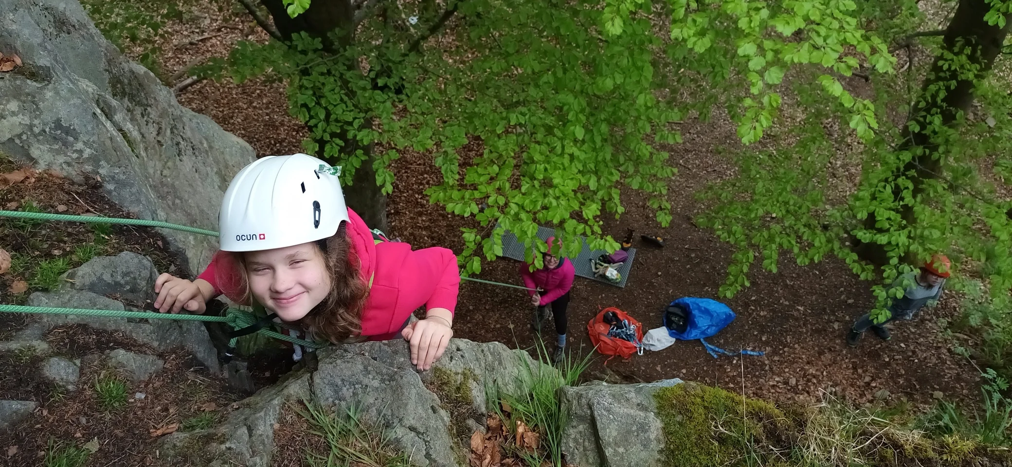 Jugendliche und Erwachsene beim Sportklettern am Fels  | © DAV/Freiburg-Breisgau/Josephine Kerzel/Inklusion/Ausfahrten