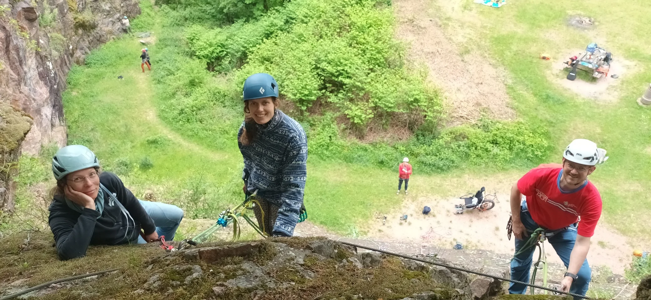 Jugendliche und Erwachsene beim Sportklettern am Fels  | © DAV/Freiburg-Breisgau/Josephine Kerzel/Inklusion/Ausfahrten