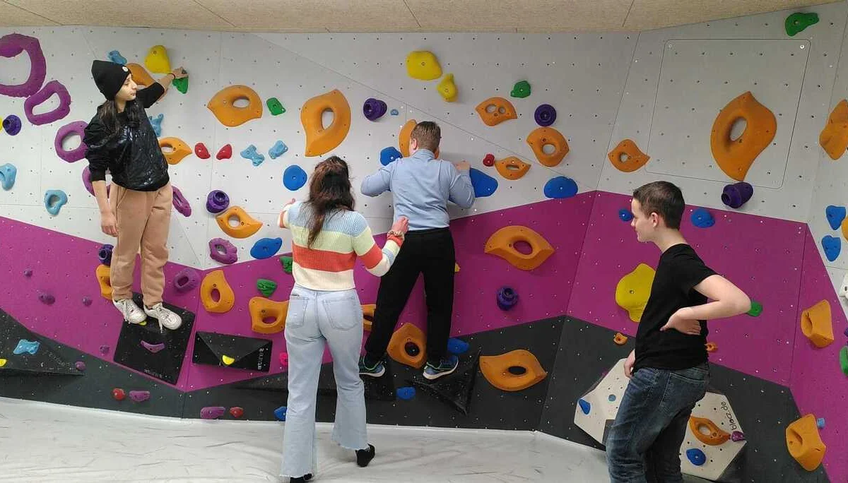 Vier Jugendliche bouldern im Boulderraum | © DAV/Freiburg-Breisgau/Josephine Kerzel/Schulklassen