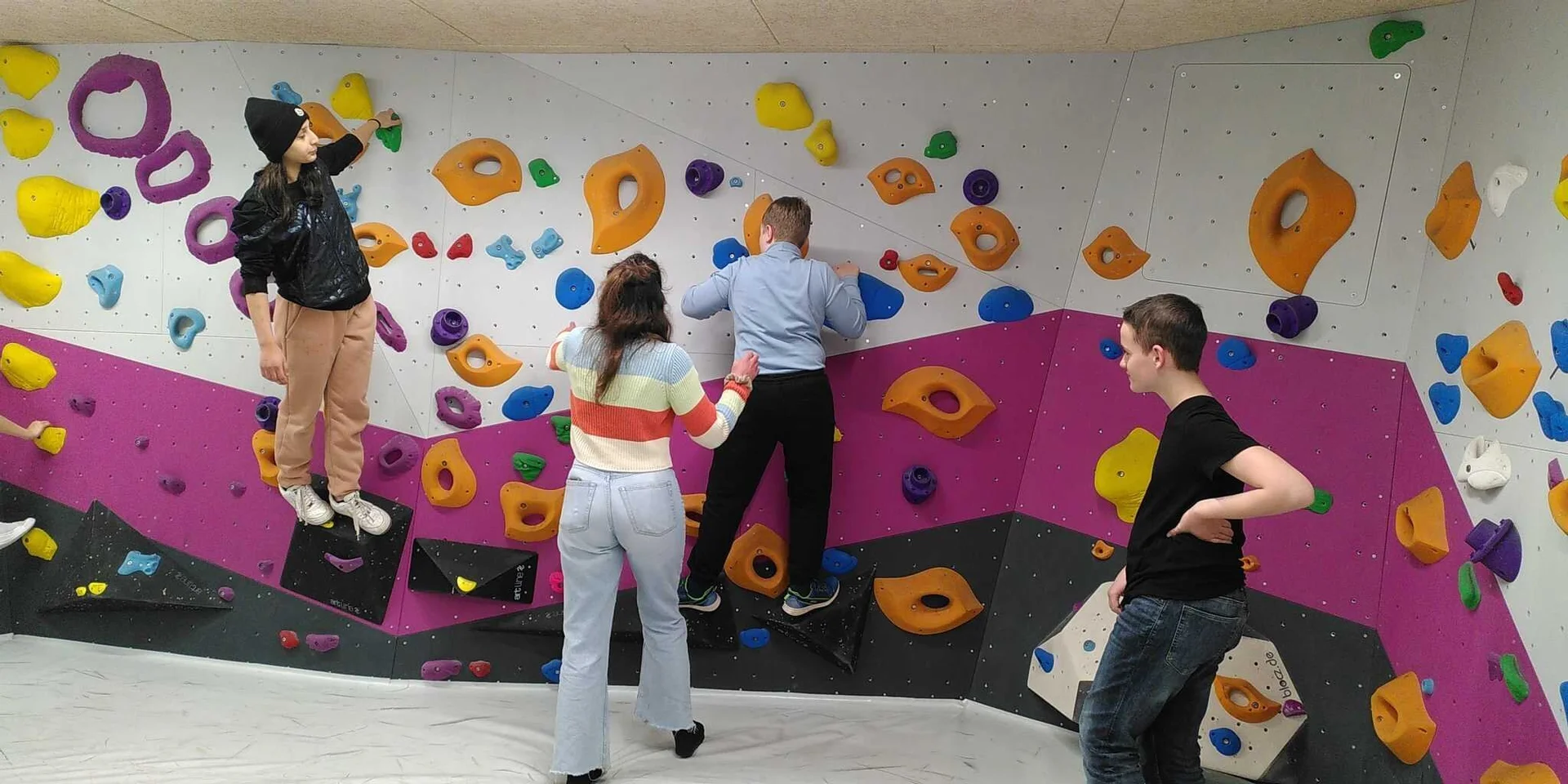 Vier Jugendliche bouldern im Boulderraum | © DAV/Freiburg-Breisgau/Josephine Kerzel/Schulklassen