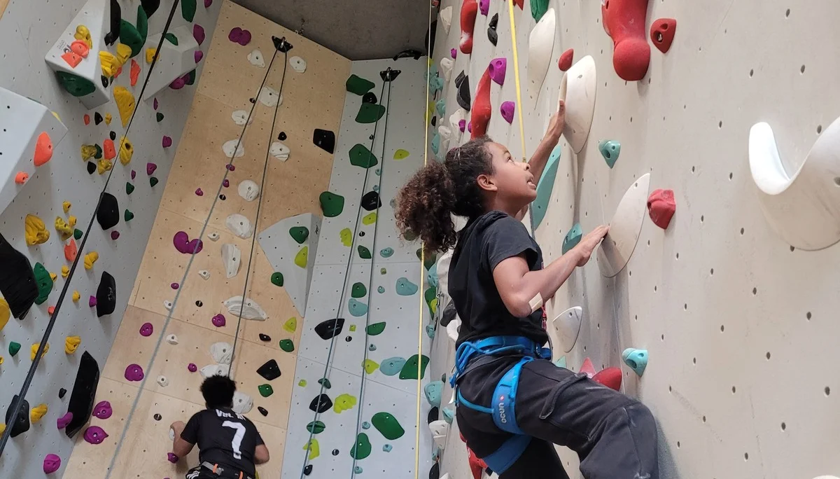 Zwei Kinder Klettern im Toprope an einer Kletterwand | © DAV/Freiburg-Breisgau/Josephine Kerzel/Schulklassen