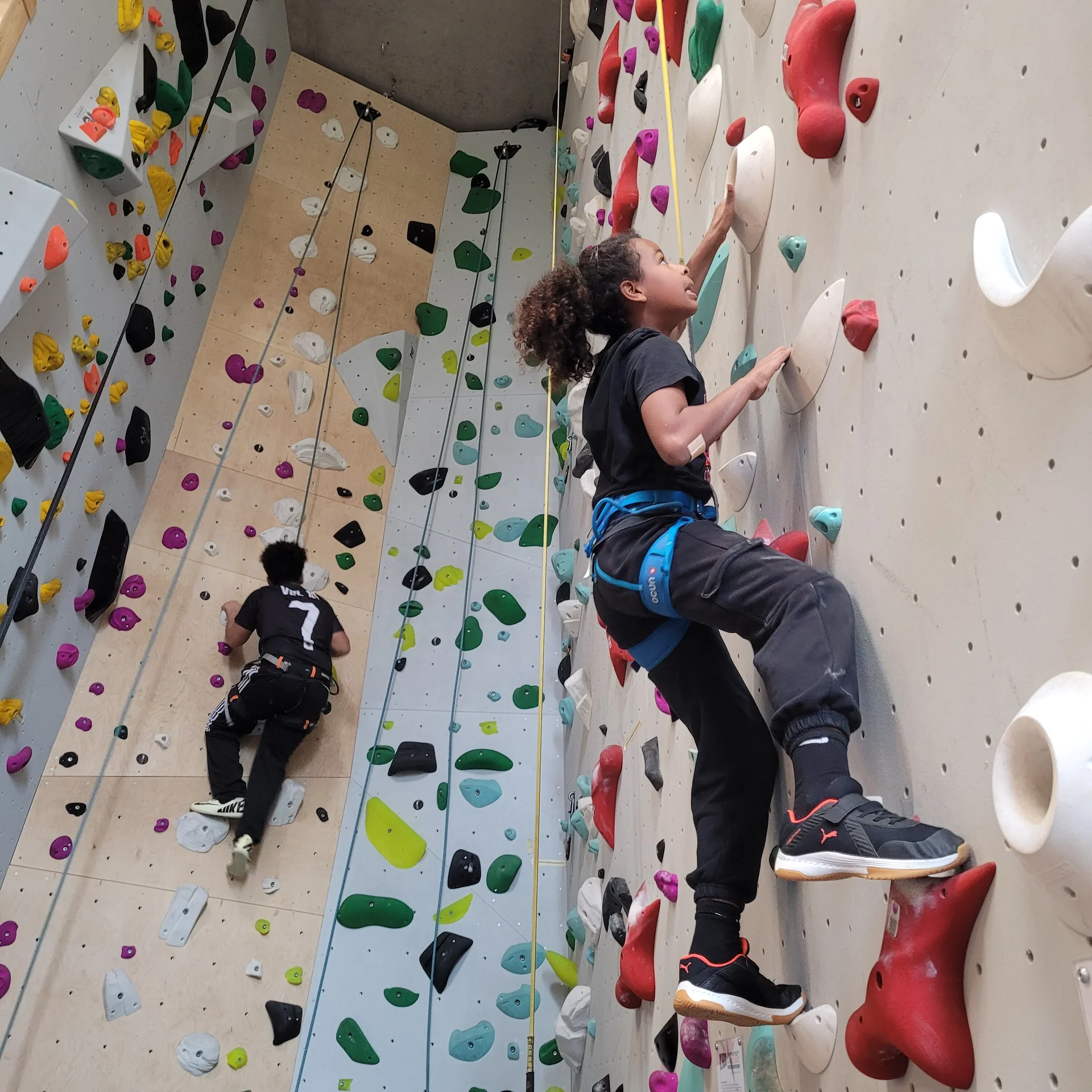 Zwei Kinder Klettern im Toprope an einer Kletterwand | © DAV/Freiburg-Breisgau/Josephine Kerzel/Schulklassen