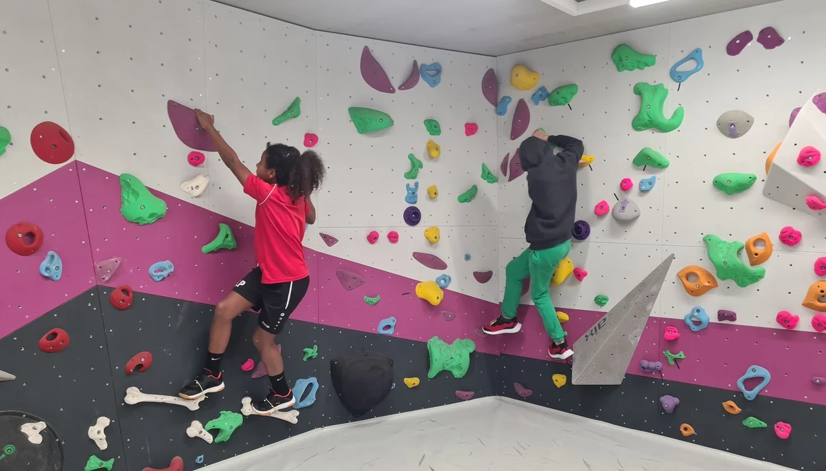Zwei Kinder Bouldern im Boulderbereich | © DAV/Freiburg-Breisgau/Josephine Kerzel/Schulklassen