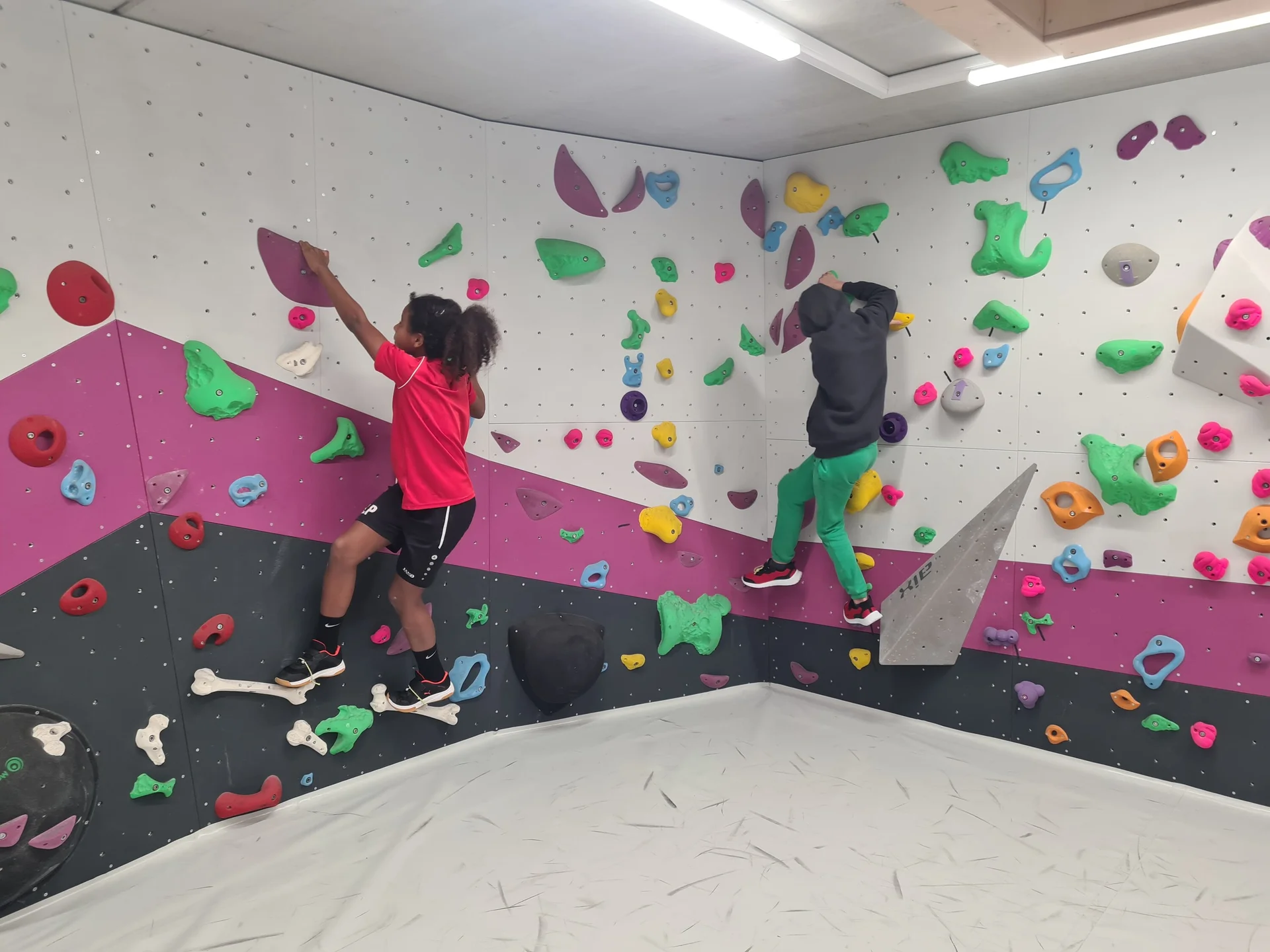 Zwei Kinder Bouldern im Boulderbereich | © DAV/Freiburg-Breisgau/Josephine Kerzel/Schulklassen