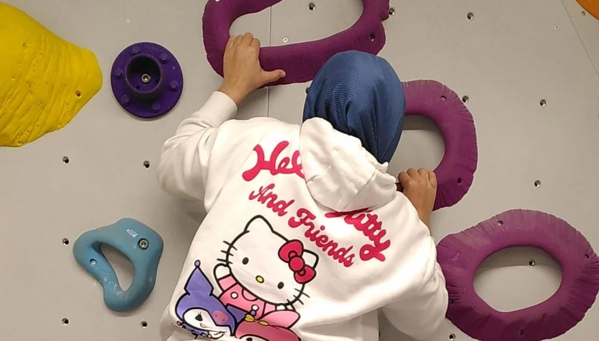 Ein Kind bouldert | © DAV/Freiburg-Breisgau/Josephine Kerzel/Schulklassen