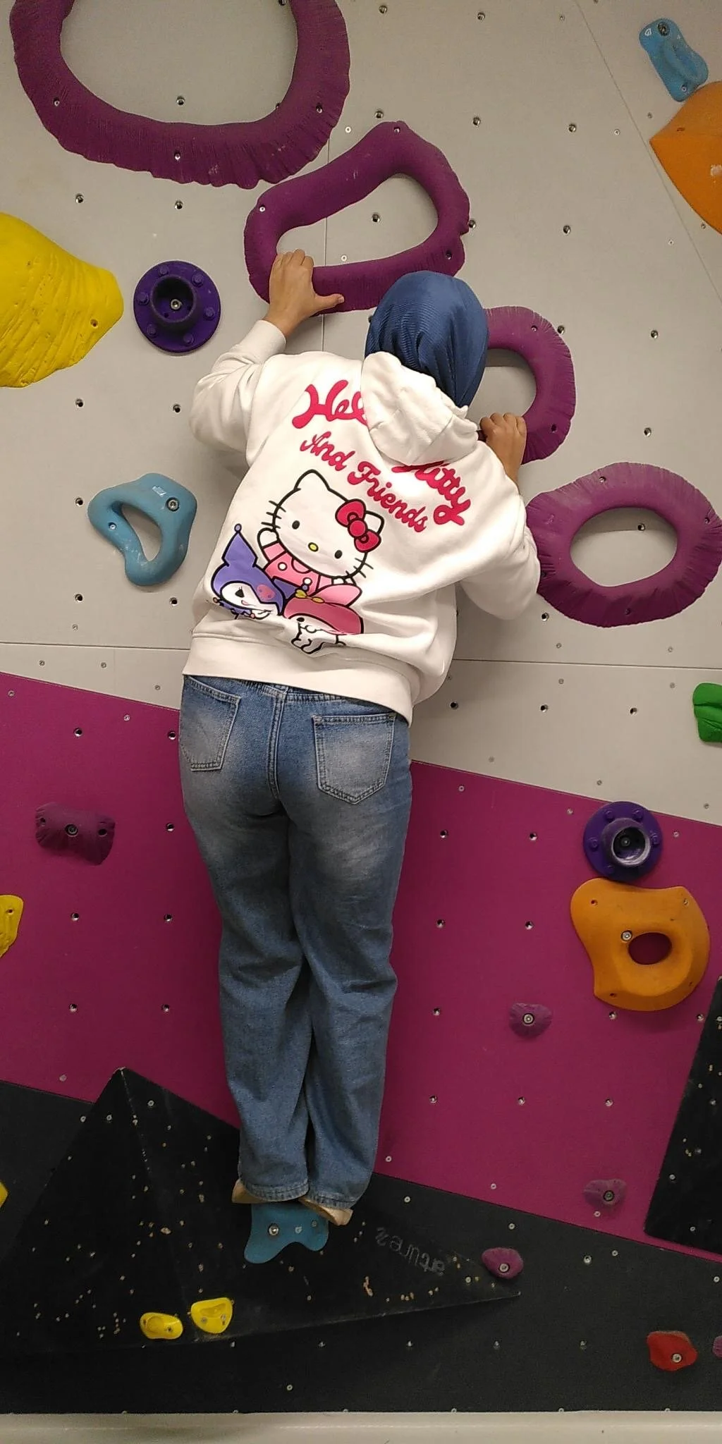 Ein Kind bouldert | © DAV/Freiburg-Breisgau/Josephine Kerzel/Schulklassen