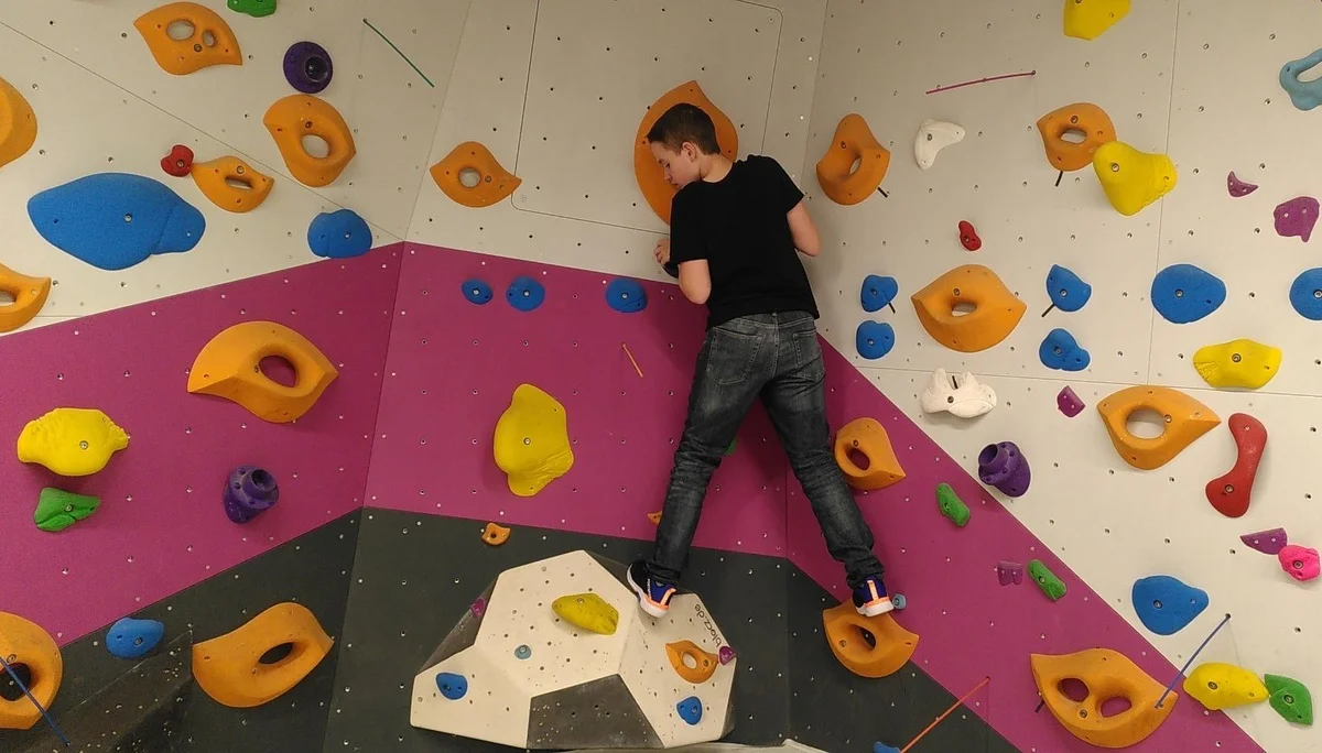 Ein Kind bouldert an der Boulderwand  | © DAV/Freiburg-Breisgau/Josephine Kerzel/Schulklassen