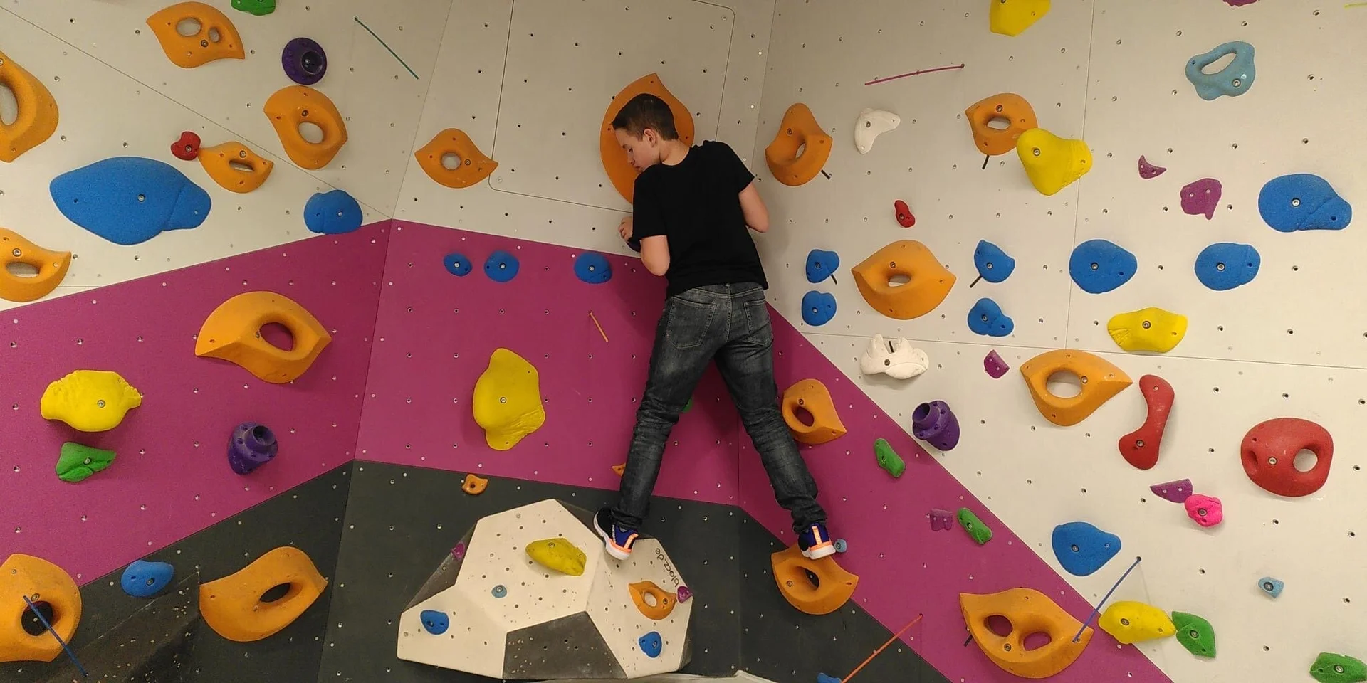 Ein Kind bouldert an der Boulderwand  | © DAV/Freiburg-Breisgau/Josephine Kerzel/Schulklassen
