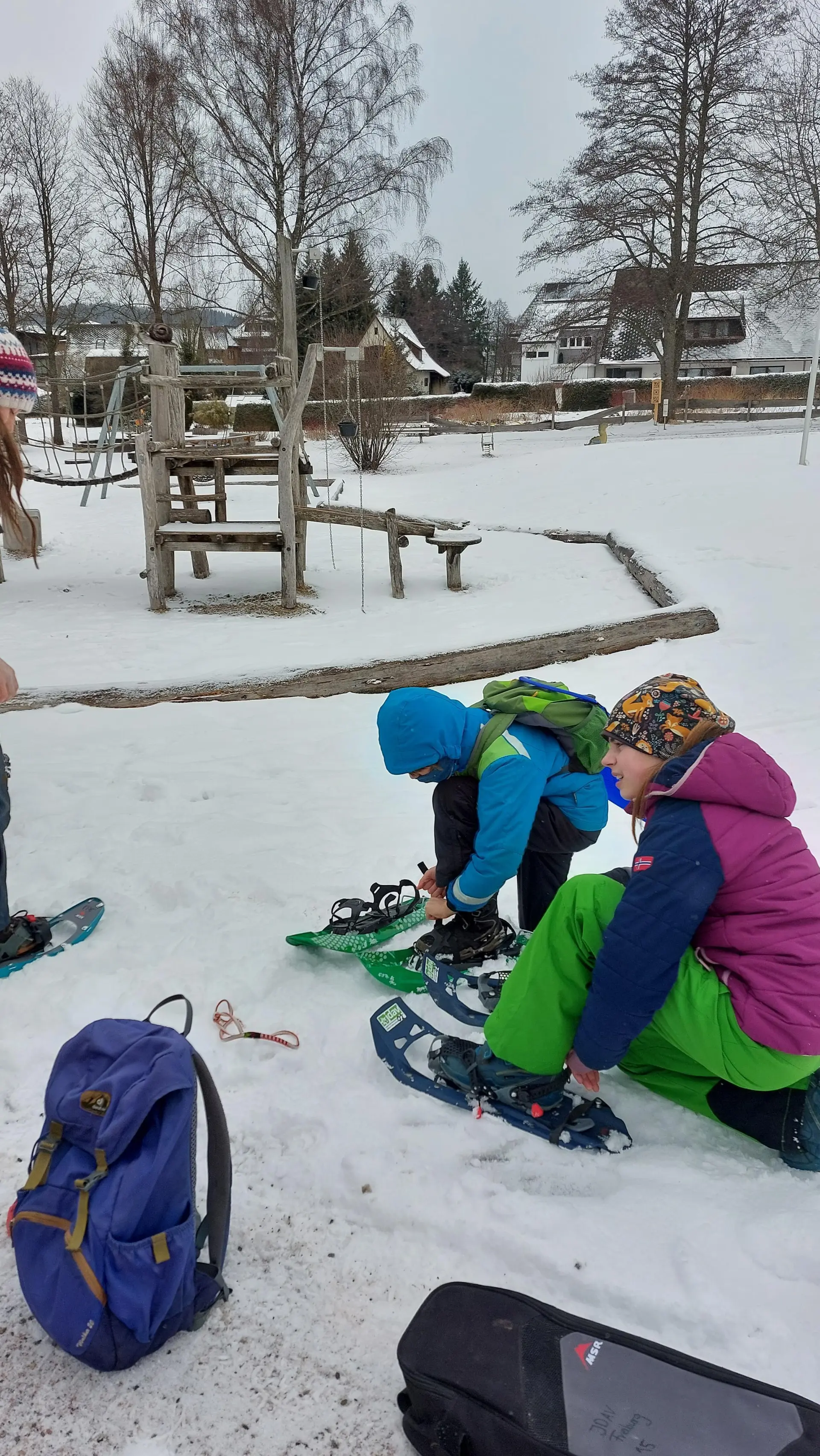 Zwei Jugendliche ziehen ihre Schneeschuhe an. | © DAV/Freiburg-Breisgau