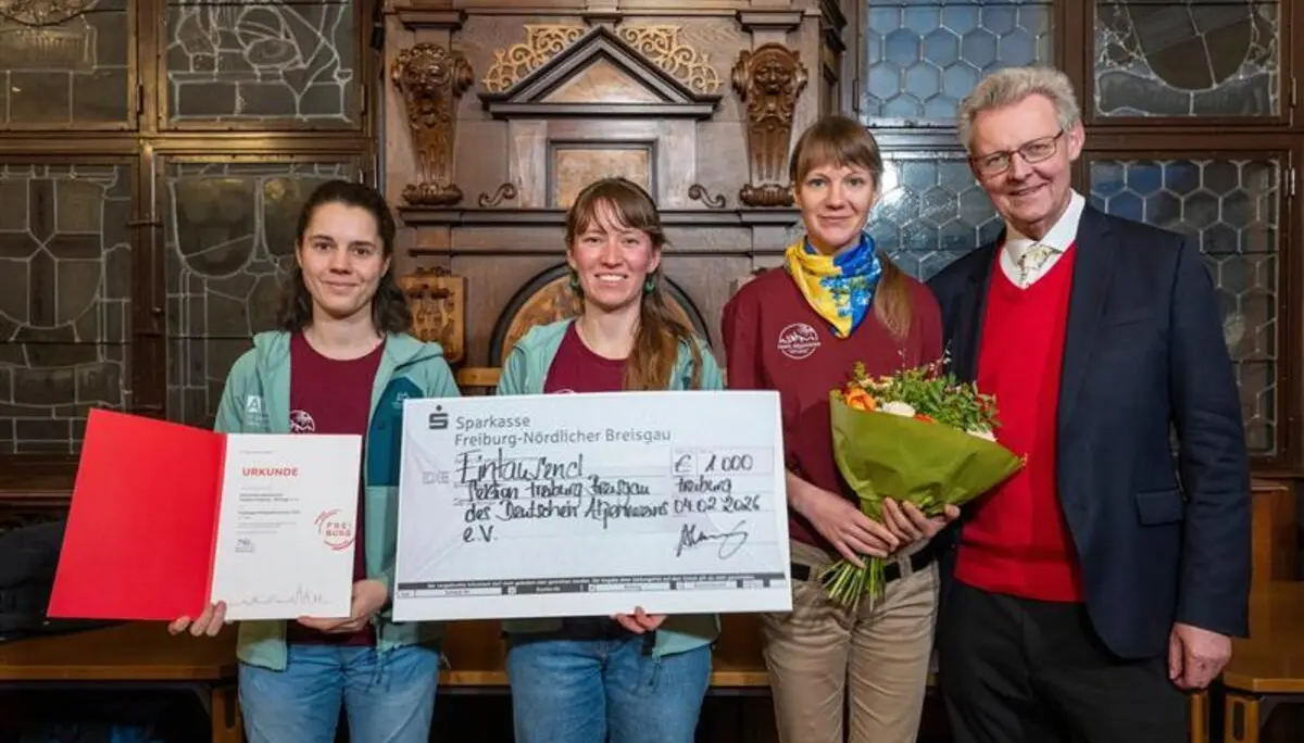 Mitglieder des Teams Allpinistas nehmen den Integrationspreis 2025 der Stadt Freiburg entgegen. | © Patrick Seeger / Stadt Freiburg