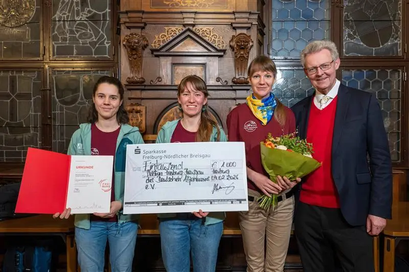 Mitglieder des Teams Allpinistas nehmen den Integrationspreis 2025 der Stadt Freiburg entgegen. | © Patrick Seeger / Stadt Freiburg