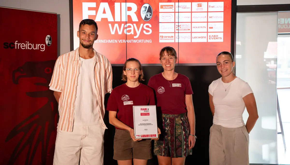 Stellvertretend für die Projektgruppe "Bunte Gipfel" nehmen die Allpinistas Miriam und Louisa (in der Mitte des Bildes) den FAIRways Förderpreis 2026 entgegen. Mit dabei: Mio Backhaus (rechts), Bundesliga-Team Männer des SC Freiburg, und Nora Scherer (links), Bundesliga-Team Frauen SC Freiburg | © SC Freiburg
