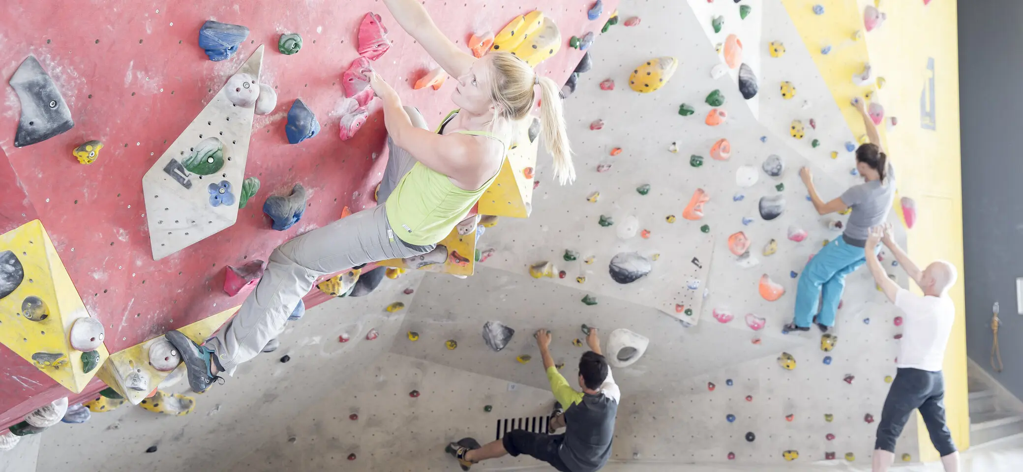 Mehrere Personen beim Bouldern in einer Boulderhalle des DAV | © DAV/ Hansi Heckmair