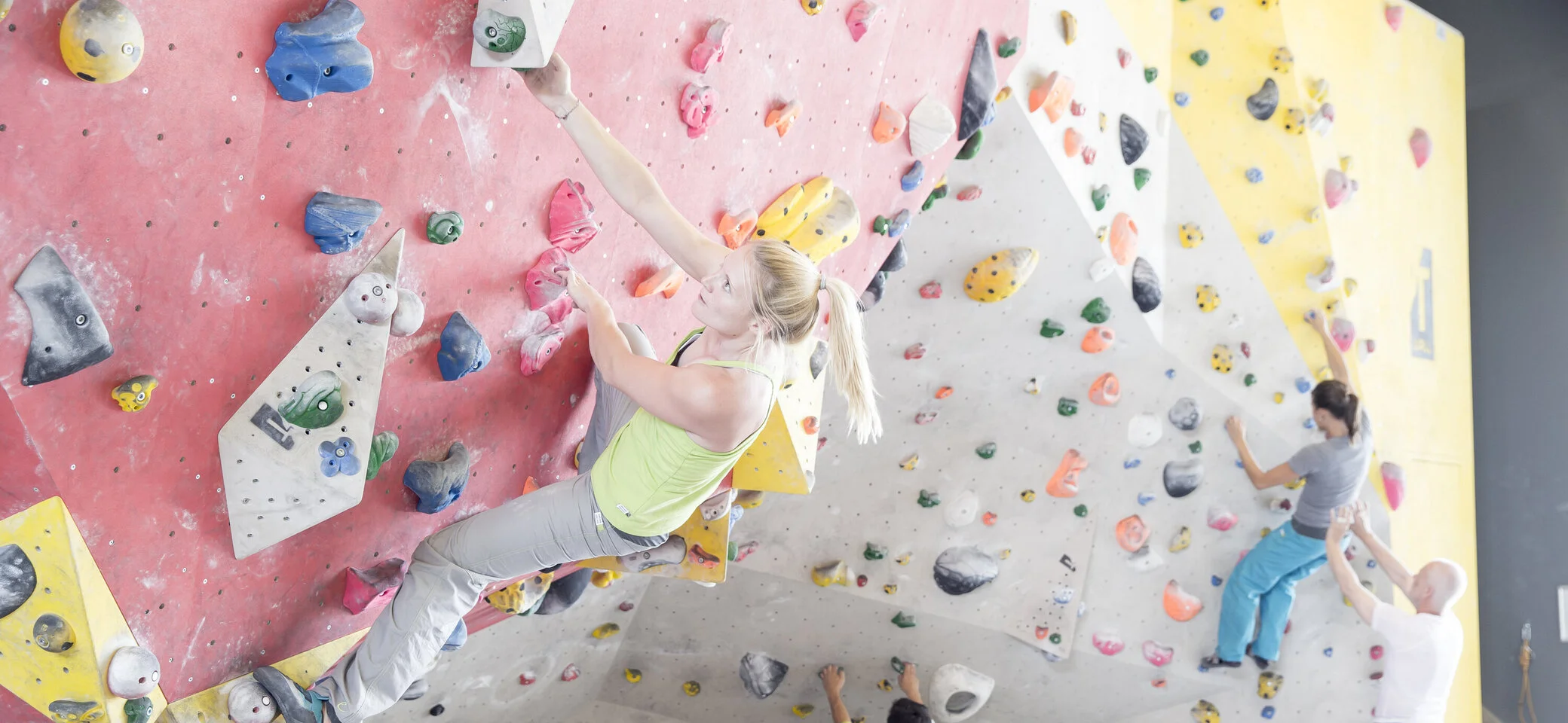Mehrere Personen beim Bouldern in einer Boulderhalle des DAV | © DAV/ Hansi Heckmair